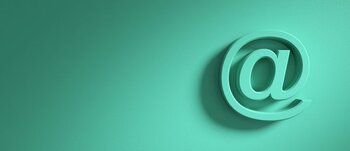 Ein großes, hellgrünes "@"-Zeichen ragt plastisch aus einem hellgrünen, texturierten Hintergrund heraus.