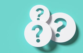 Drei weiße Kreise mit grünen Fragezeichen darauf schweben auf einem grünen Hintergrund.